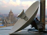 Сползшая вниз по мачте антенна РРС на фоне здания МИД РФ, Москва; точка съемки - г-ца "Украина"